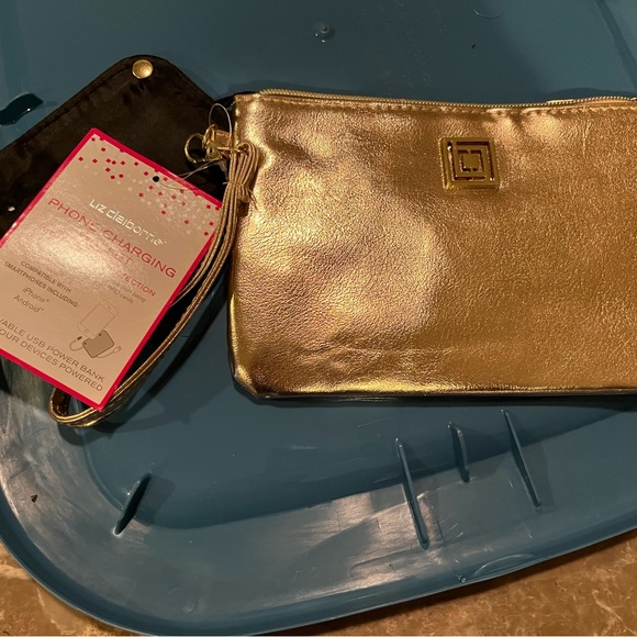 Gold clutch with charging system - Picture 1 of 9